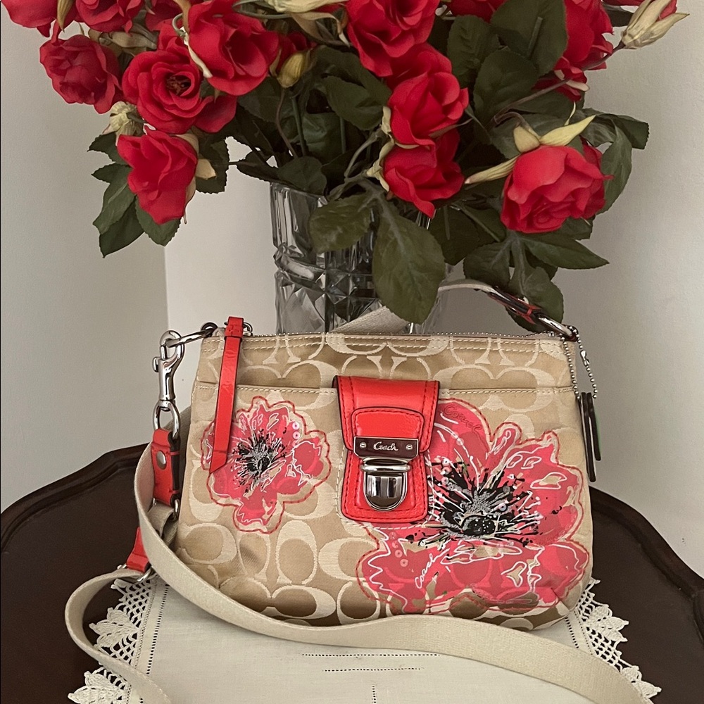 Pristine condition!   Vintage Coach poppy signature flower canvas crossbody bag.